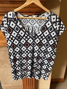 LOFT Black & White Geometric V-Neck Short Sleeve Top with Blush Accents
